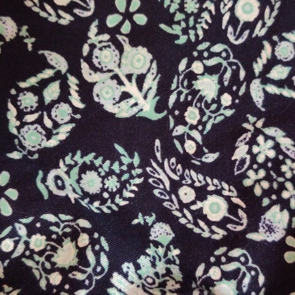 Ann Taylor Loft Size 8 Original Floral Navy And Seafoam Shorts cool material - Picture 4 of 5